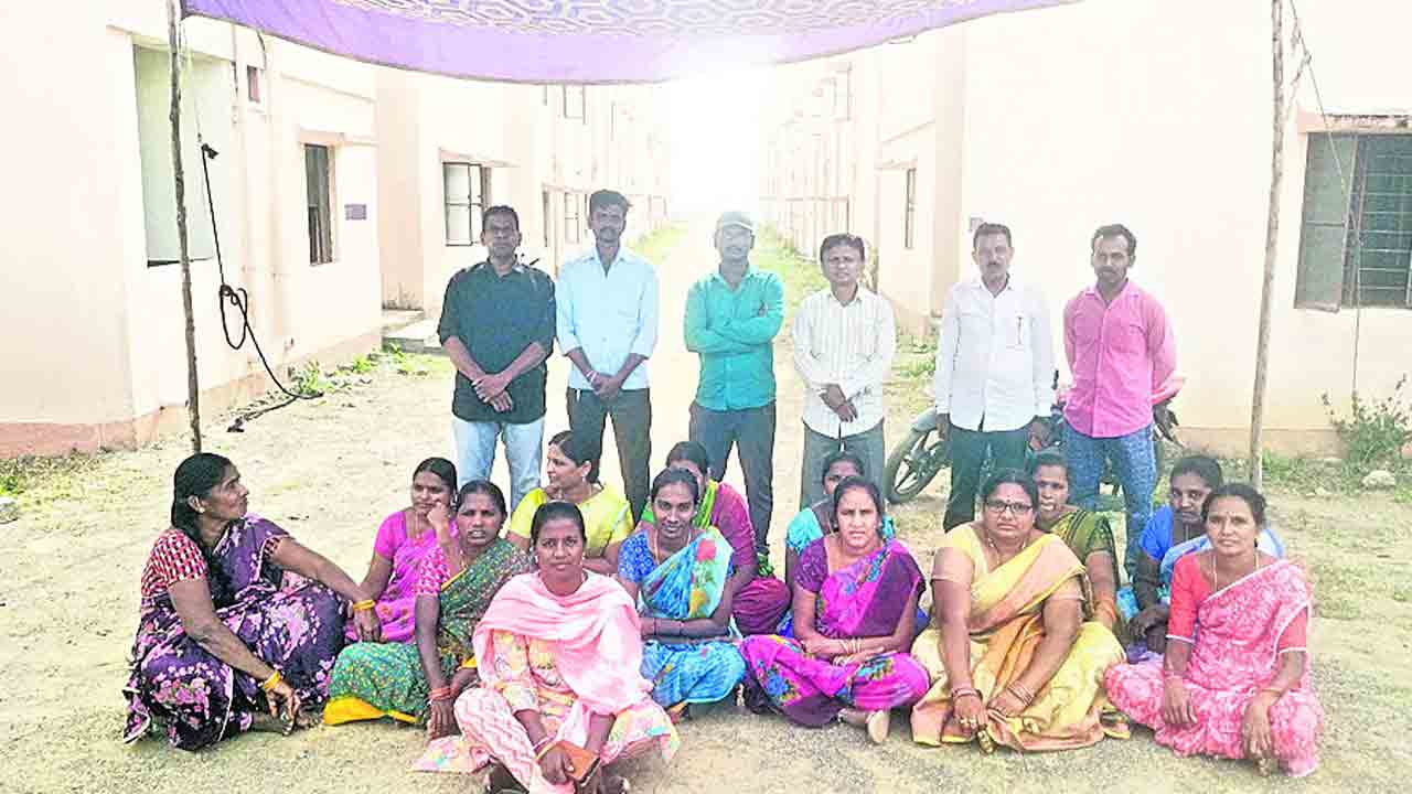 ఇండ్లు ఇచ్చే వరకు కదిలేది లేదు