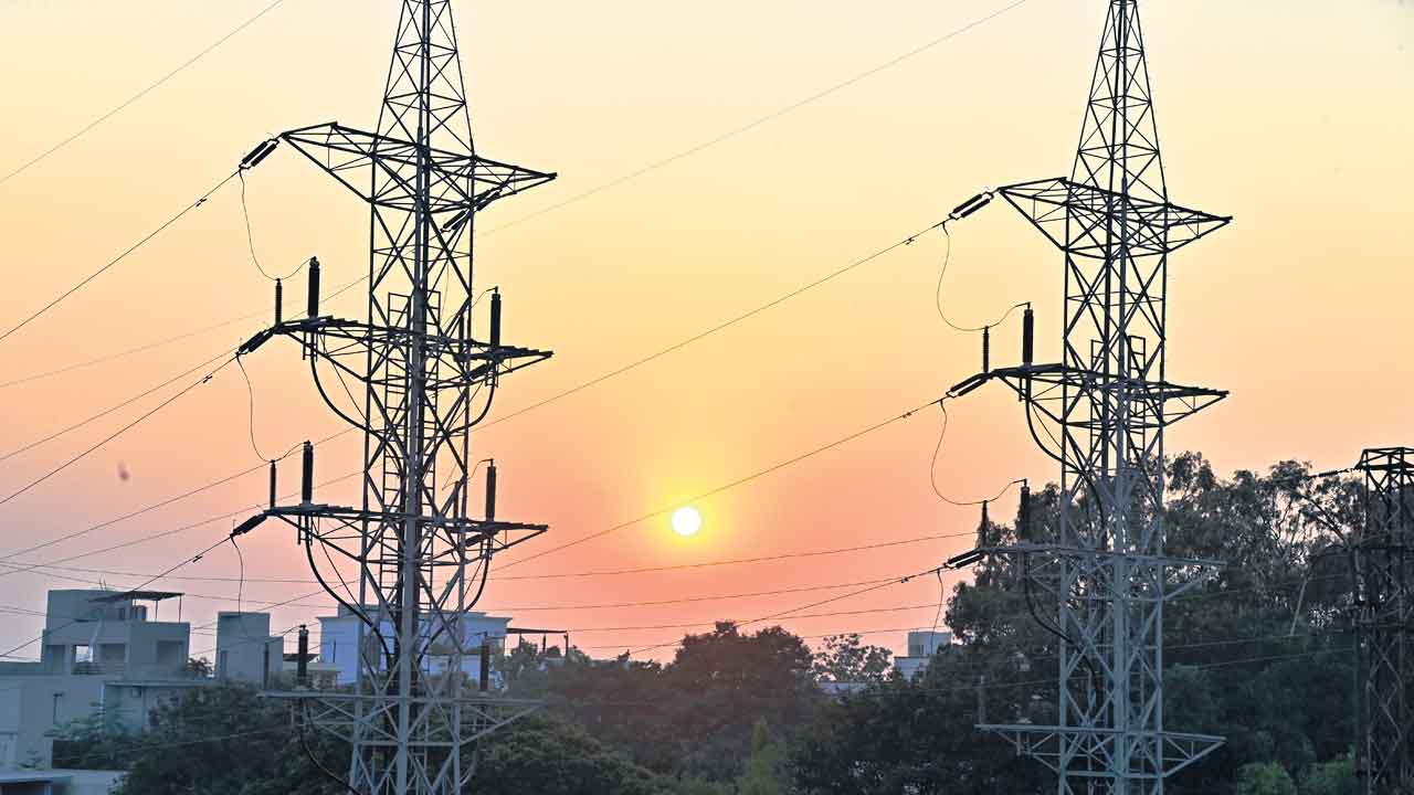 SPDCL | మంత్రిగారికి మేలు చేసేందుకు.. వేలాది కాంట్రాక్టర్ల పొట్టకొడుతున్న ఎస్పీడీసీఎల్‌