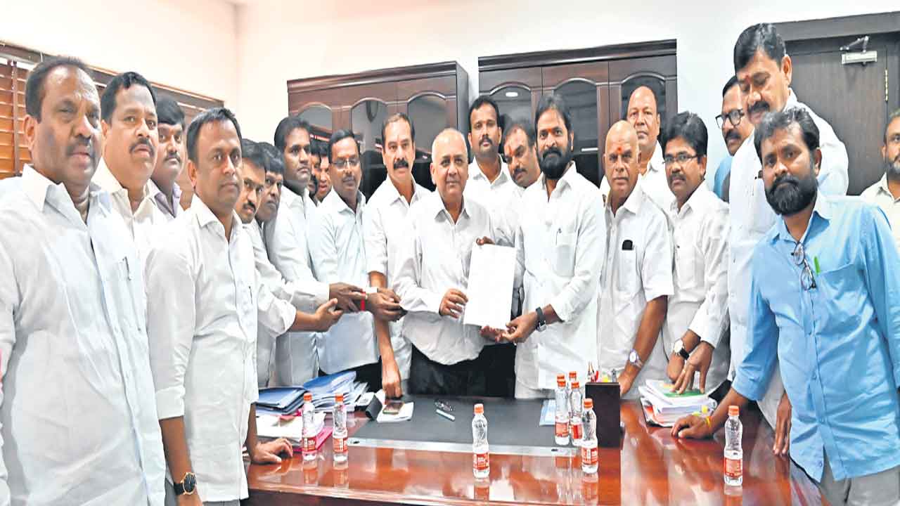 రాజకీయ ఒత్తిళ్లకు తలొగ్గొద్దు.. డెడికేటెడ్‌ కమిషన్‌కు మధుసూదనాచారి వినతి