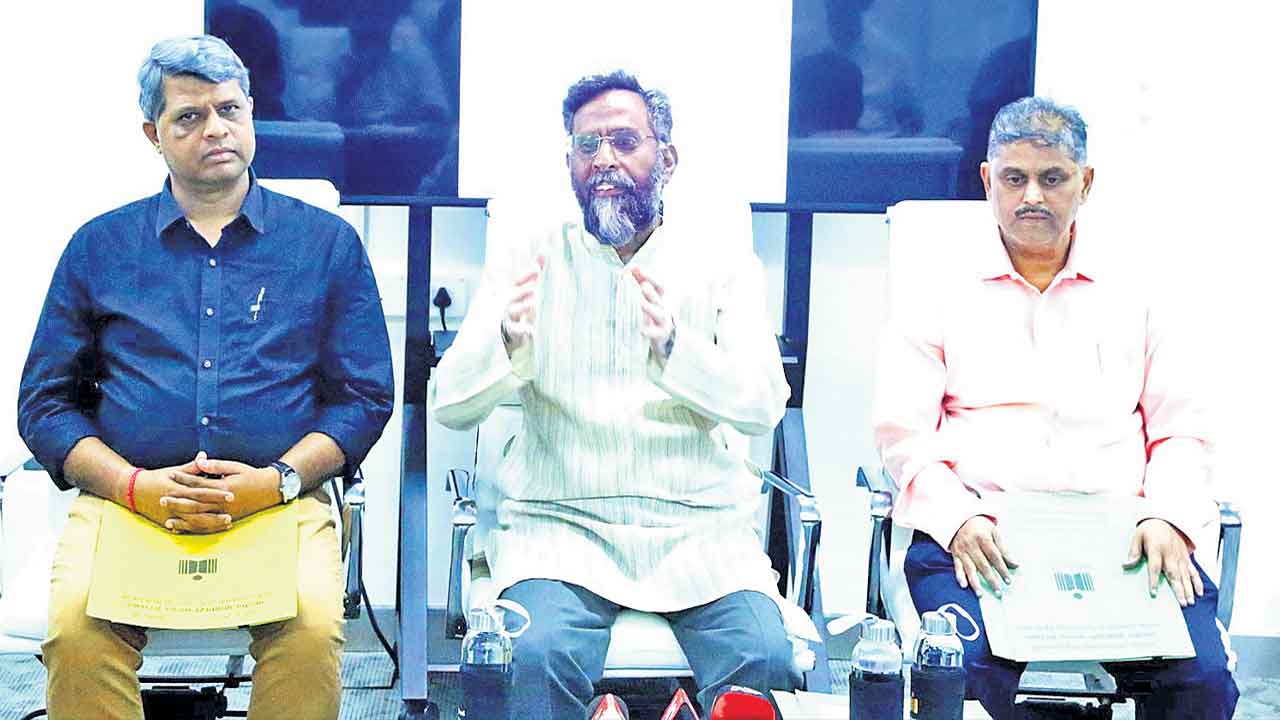 అందరి చూపు ఐటీ వైపే..