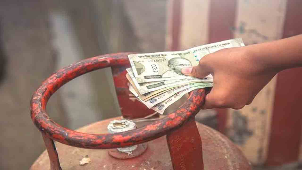 అక్రమంగా గ్యాస్‌ రీఫిల్లింగ్‌ చేస్తున్న వ్యక్తిపై కేసు