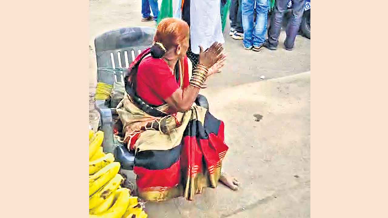 Congress | కాంగ్రెస్‌కు ఓటేసినందుకు చెంపలేసుకుంటున్న.. రేవంత్‌ సర్కారు తీరుపై మండిపడ్డ పండ్ల వ్యాపారి గౌరమ్మ!