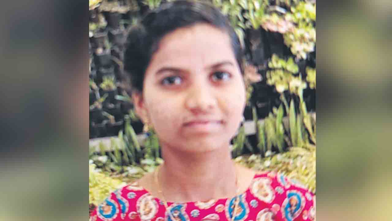 రోడ్డు ప్రమాదంలో విద్యార్థి త్రిష మృతి