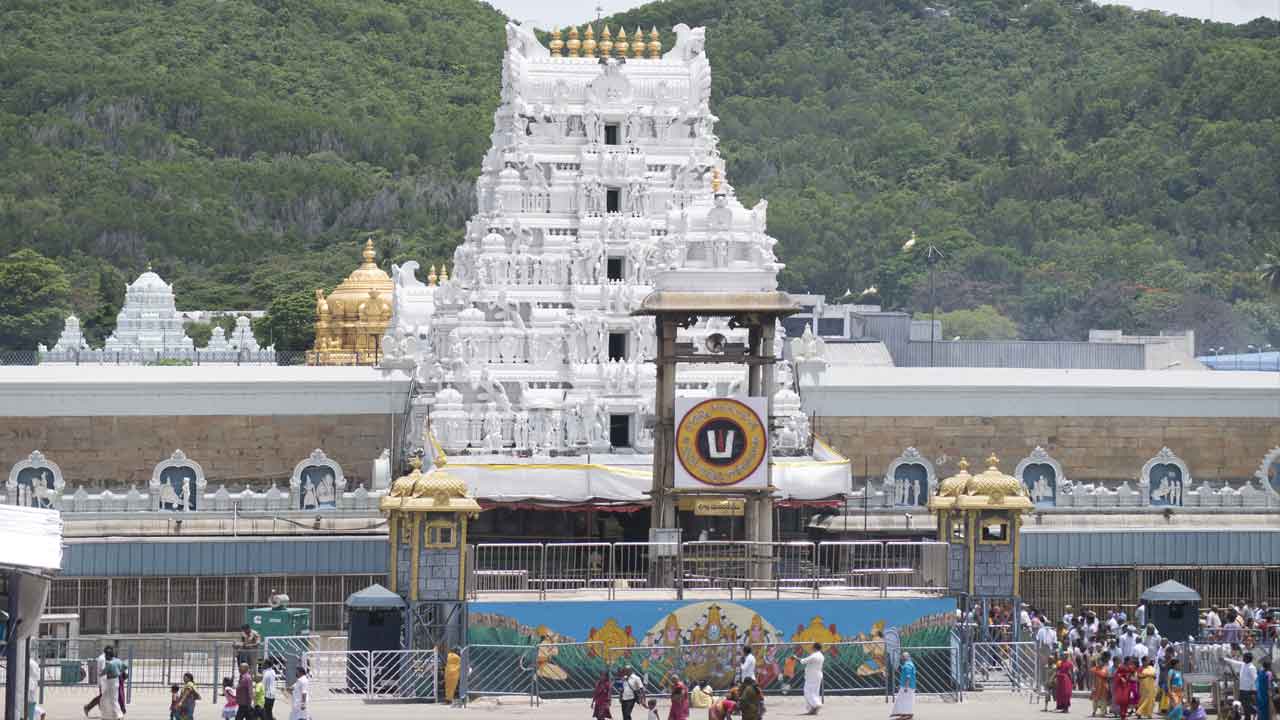 తిరుమల శ్రీవారికి భక్తుల భారీ విరాళాలు