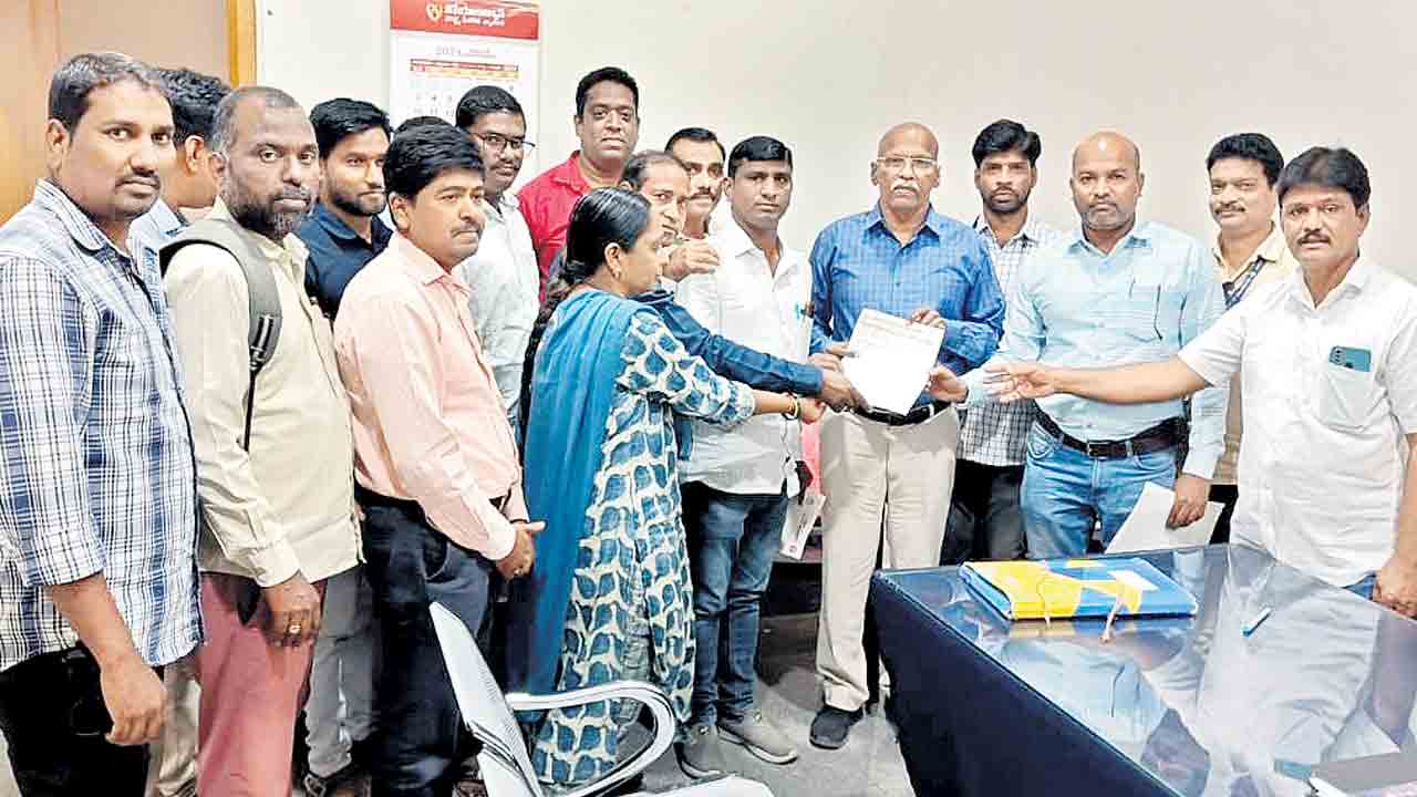 హామీలు నెరవేర్చకుంటే నిరవధిక సమ్మె