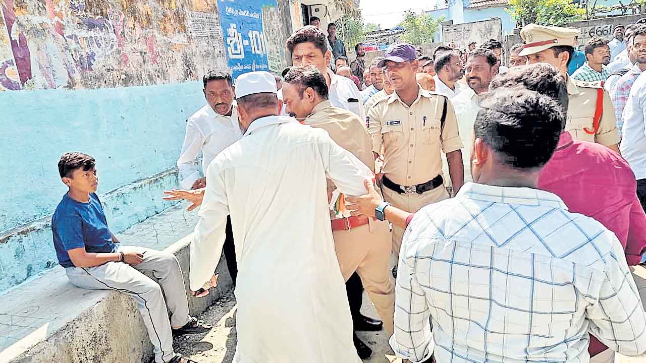 రచ్చకెక్కిన కాంగ్రెస్‌ నేతల విభేదాలు