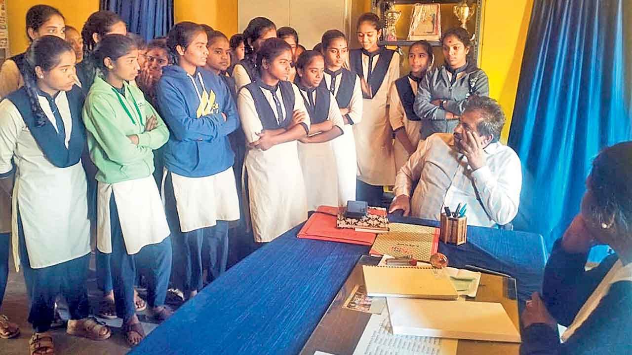 Telangana | నాణ్యమైన భోజనంలేక పస్తులే దిక్కు.. ఈ విద్యాసంవత్సరం నుంచి లేని వసతులు.. విద్యార్థినుల ఆవేదన