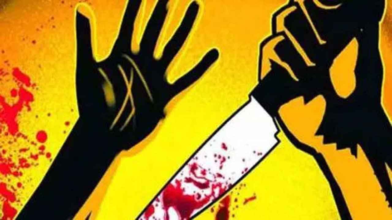 ప్రేమించలేదని యువతిపై కత్తితో దాడి