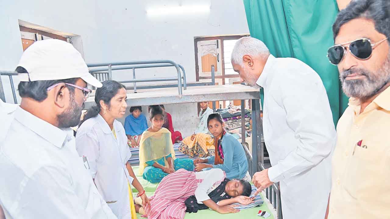 కోలుకోని ‘ఫుడ్‌పాయిజన్‌’ బాలికలు