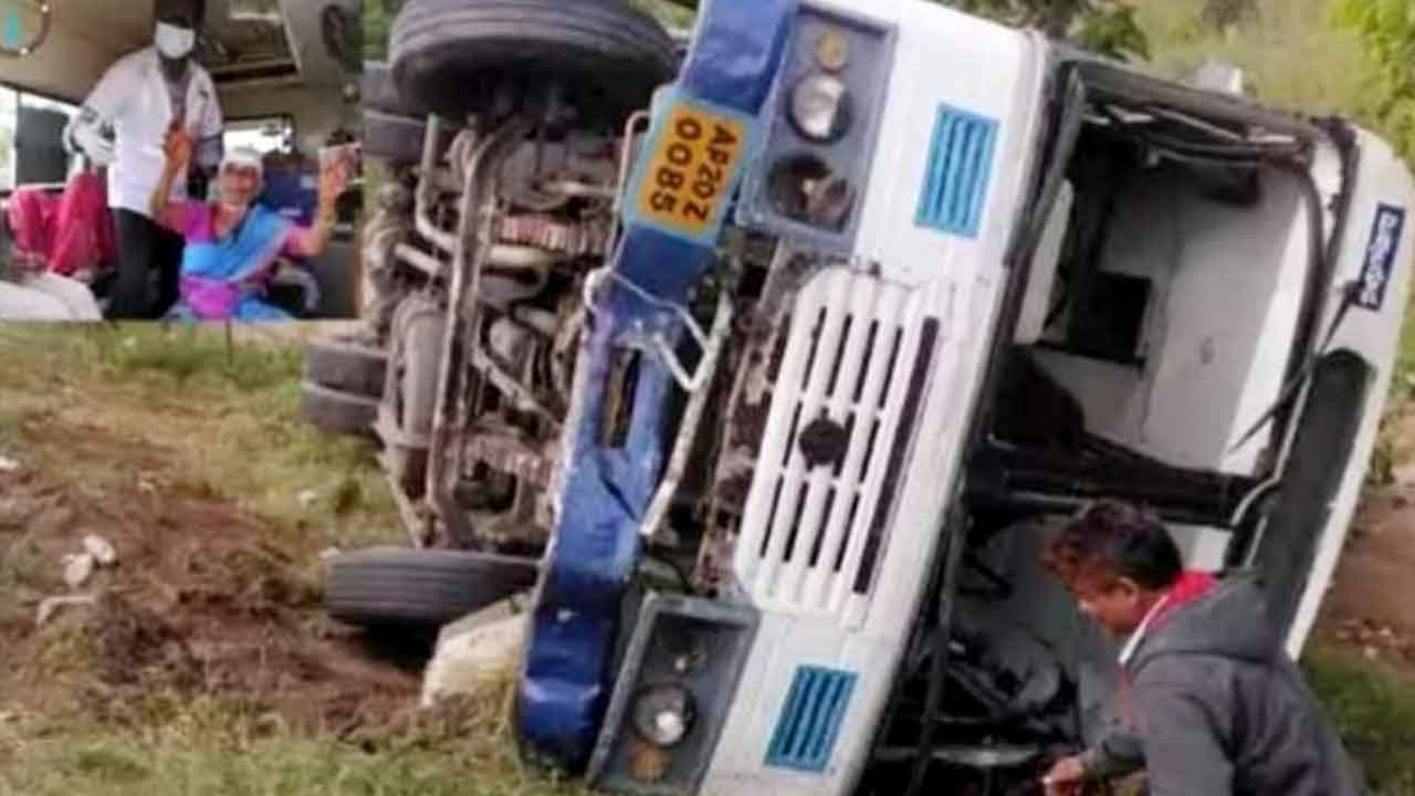 అతివేగంతో ఆర్టీసీ బస్సు బోల్తా