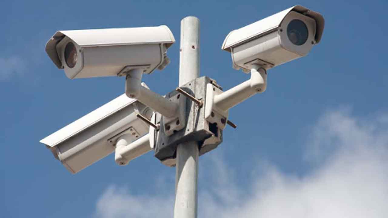 సీసీటీవీ ఫుటేజీ సమర్పించండి.. హైదరాబాద్‌ సీపీకి హైకోర్టు ఆదేశం