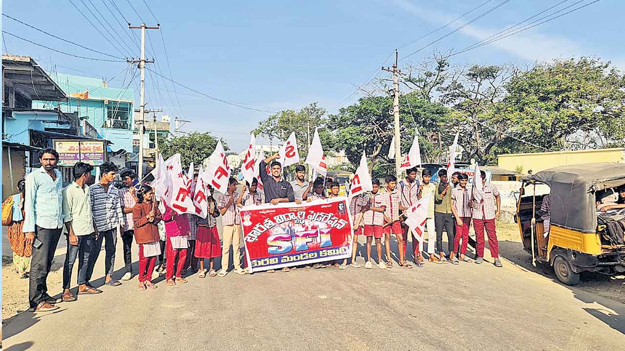 ఫుడ్‌ పాయిజన్‌పై భగ్గుమన్న విద్యార్థి సంఘాలు