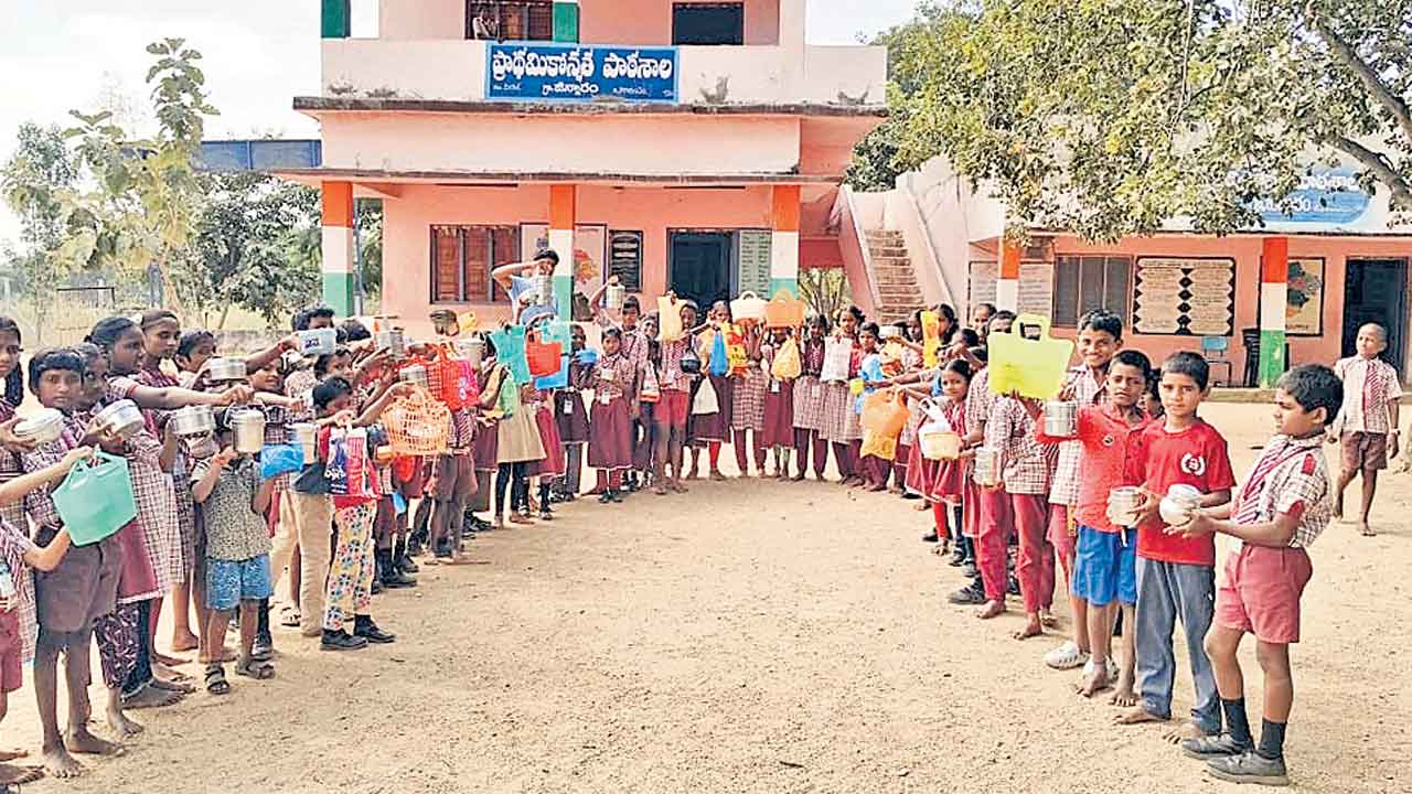 జిన్నారంలో నిలిచిన మధ్యాహ్న భోజనం