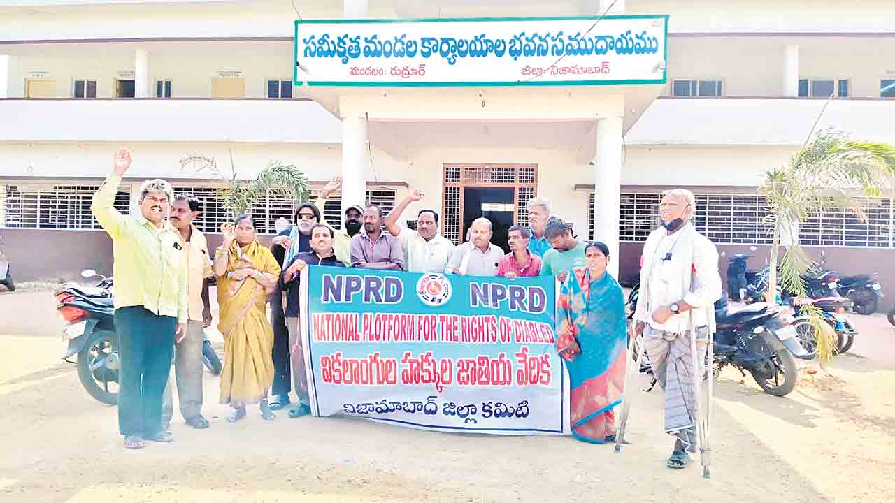 పెన్షన్‌ పెంచాలని తహసీల్‌ ఆఫీస్‌ ముట్టడి