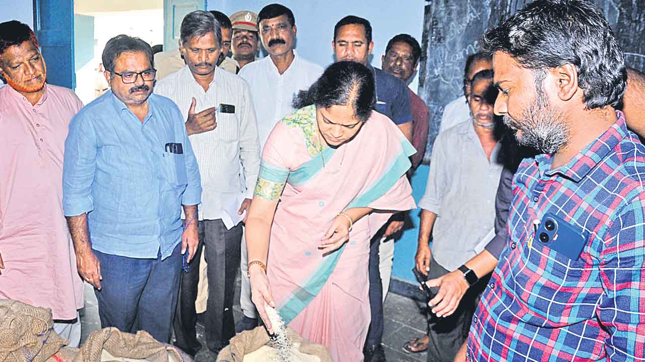 పోలీస్‌ పహారాలో మాగనూరు పాఠశాల