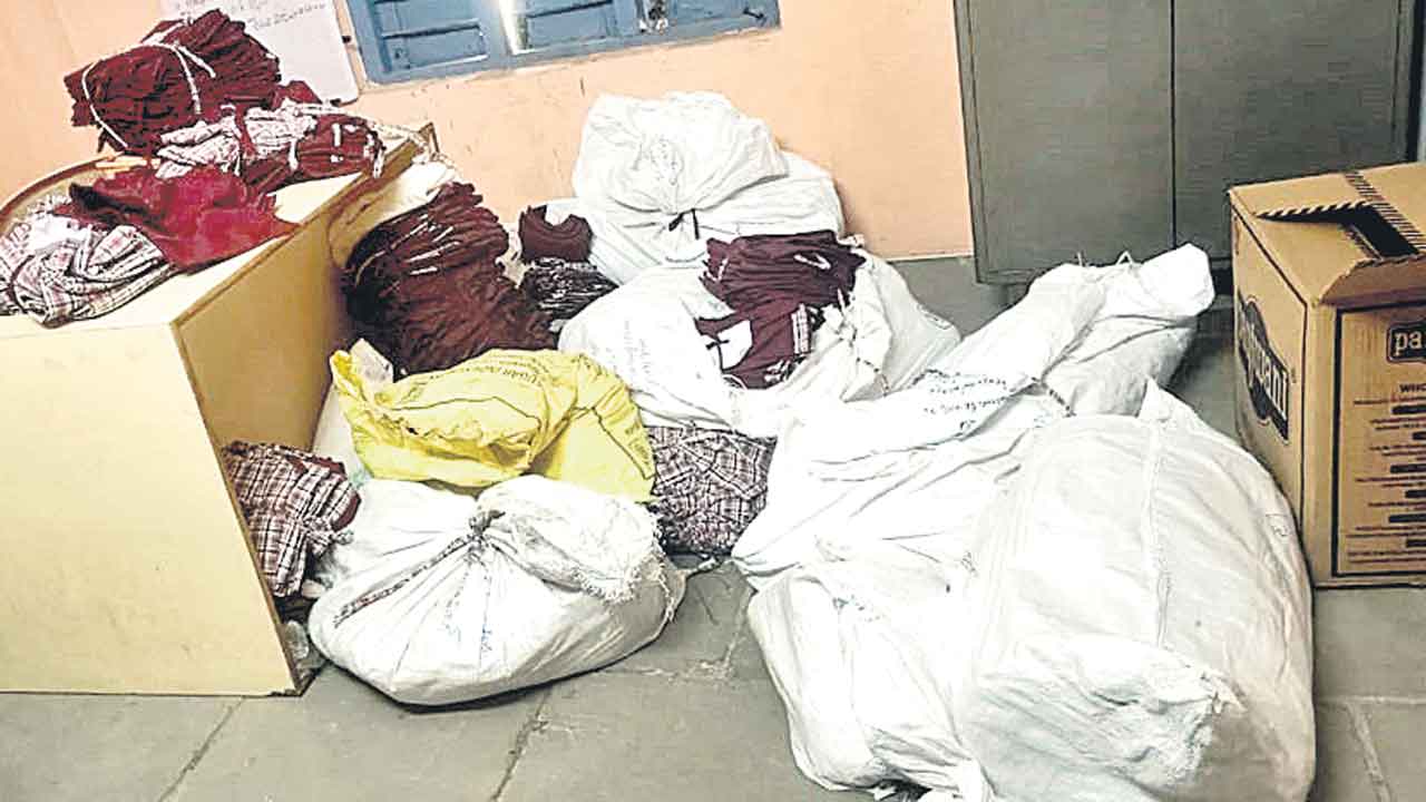 ఏకరూప దుస్తులపై అధికారుల నిర్లక్ష్యం