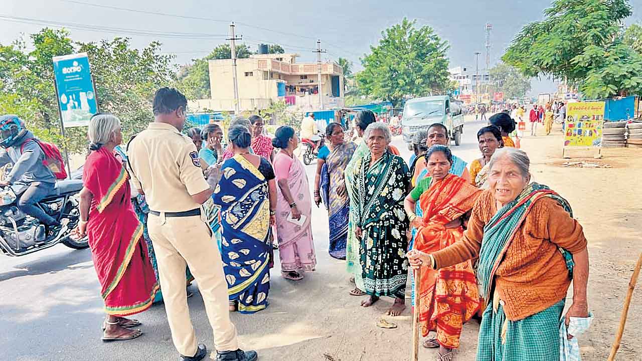 పింఛన్‌ కోసం రోడ్డెక్కిన వృద్ధులు