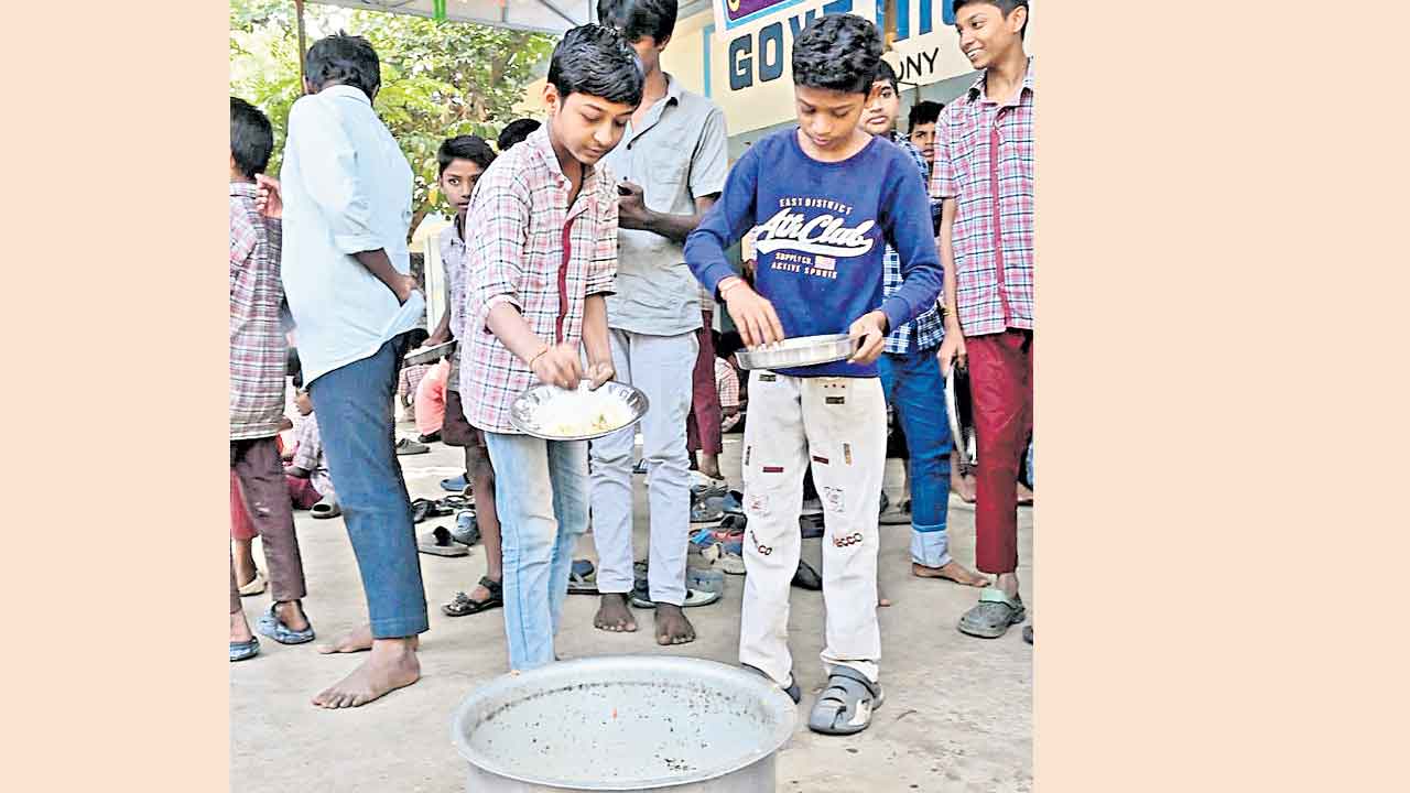 ఉడకని అన్నం, నీళ్లచారు మాకొద్దు