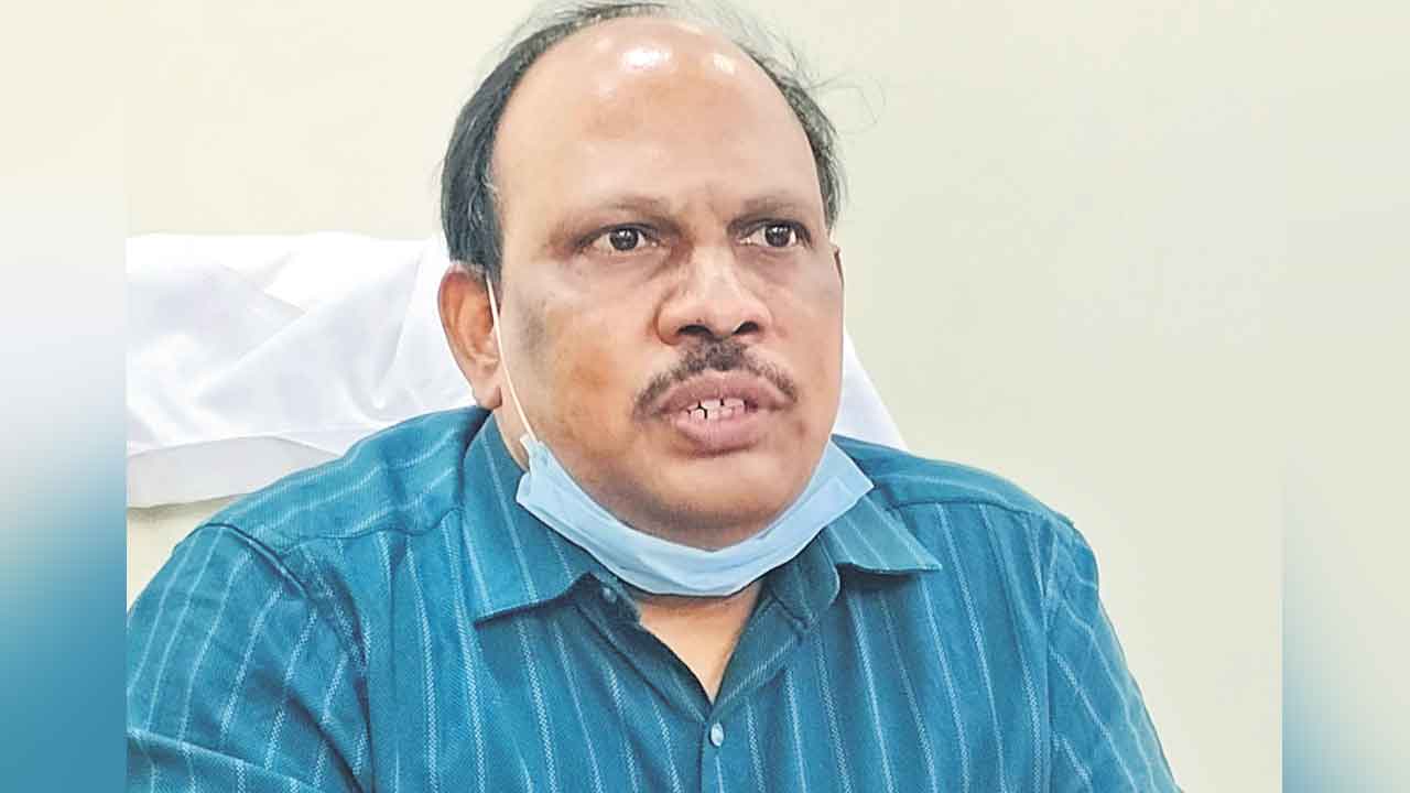 ఎంజీఎం సూపరింటెండెంట్‌ మురళి రాజీనామా