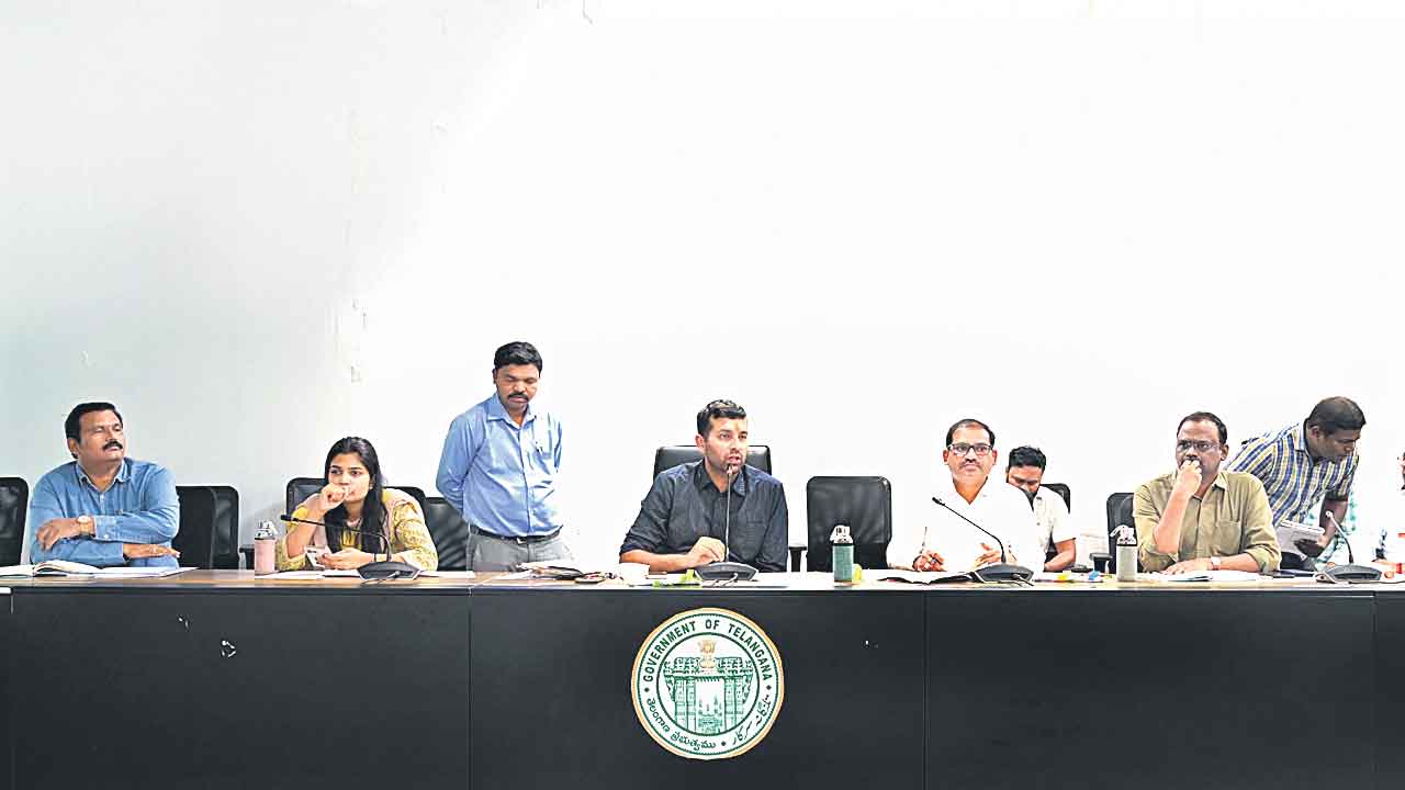 అధికారులు సమన్వయంతో పని చేయాలి