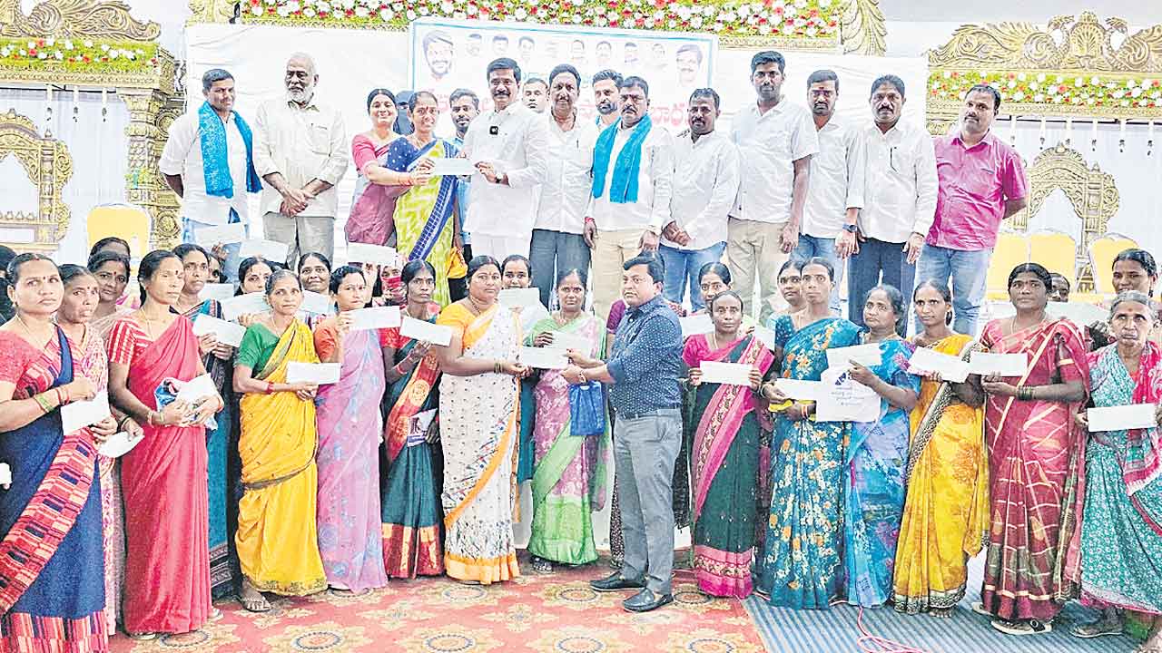 తులం బంగారం ఎప్పుడిస్తారు?