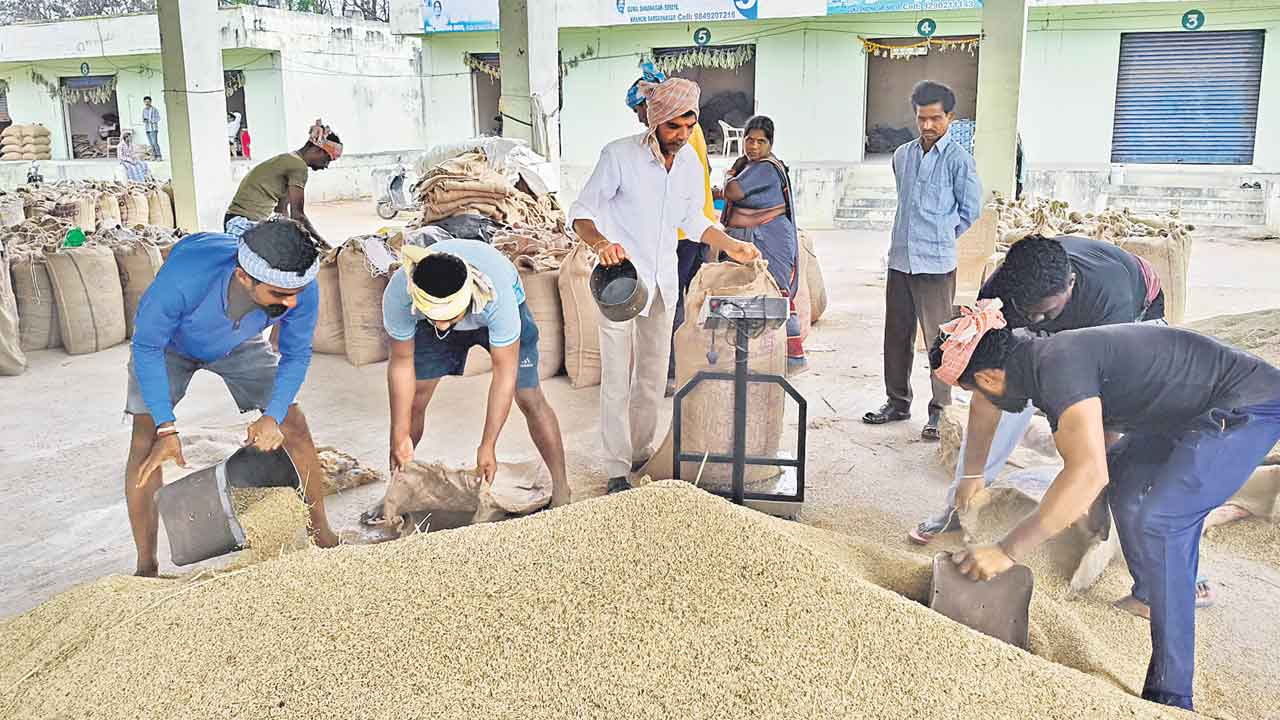 కొనుగోలు కేంద్రాల జాడేది రైతులకు దిక్కేది..
