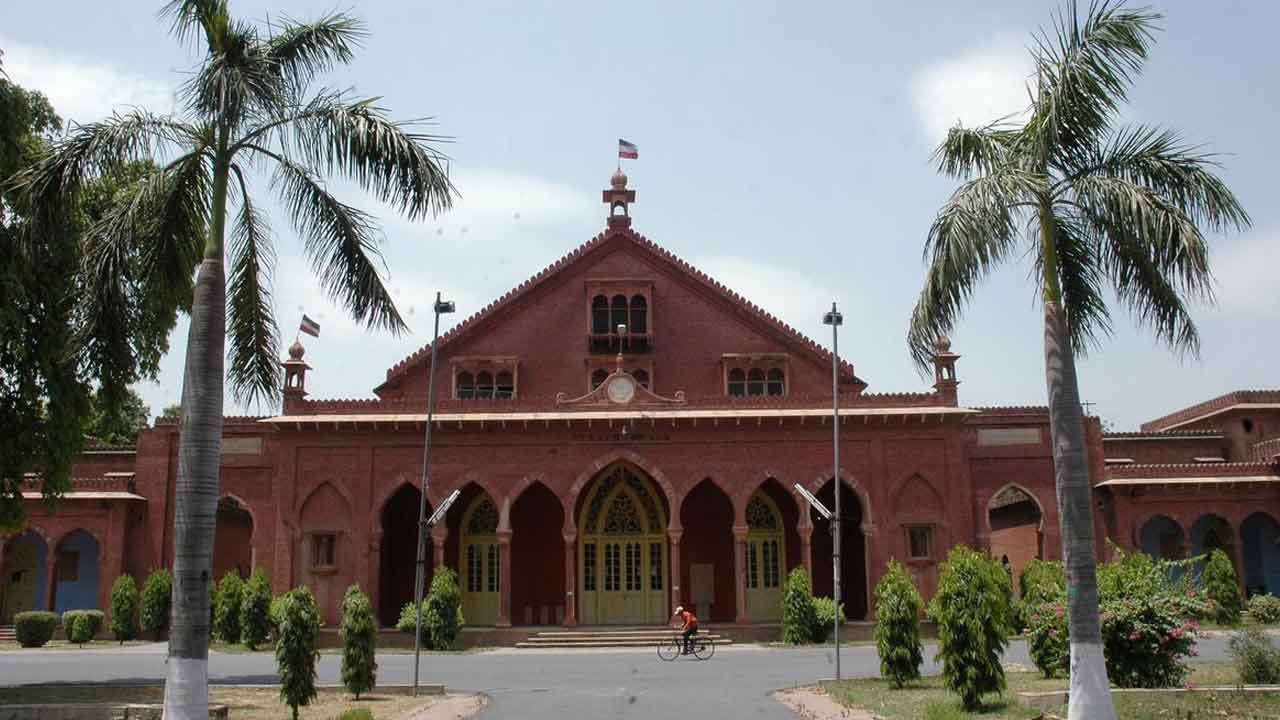 ఏఎంయూ మైనారిటీ హోదా కేసు మరో బెంచ్‌కు బదిలీ