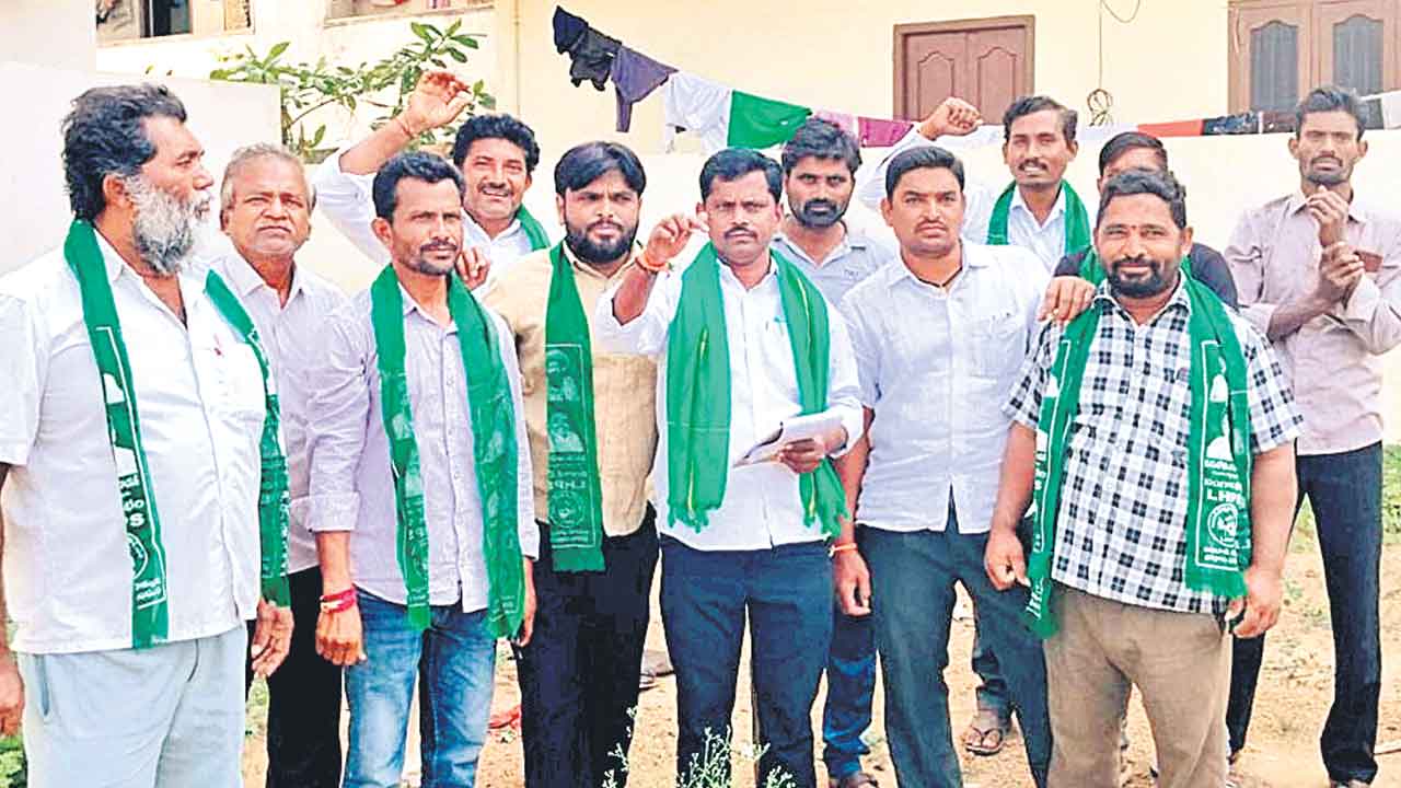 మానుకోట లంబాడాలకు భయపడ్డ రేవంత్‌రెడ్డి