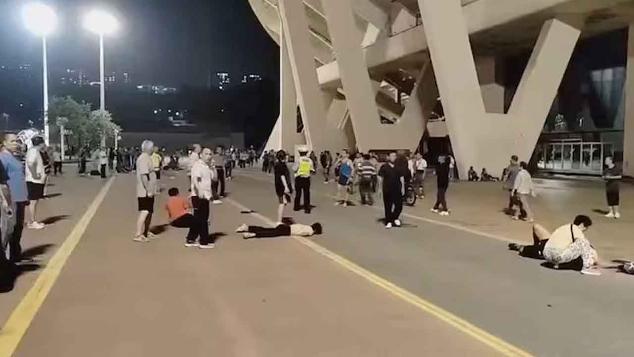 జనాలపైకి దూసుకెళ్లిన కారు.. 35 మంది మృతి