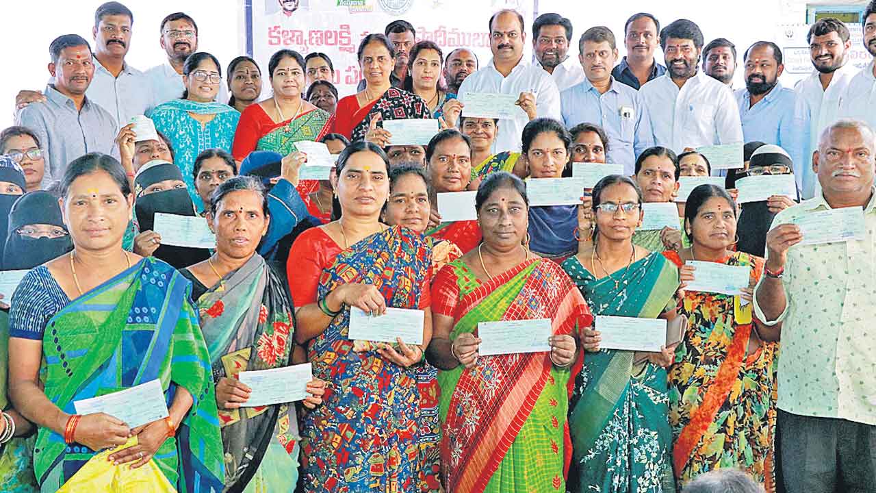 రేవంత్‌ రెడ్డి హైదరాబాద్‌లో పాదయాత్ర చేయాలి