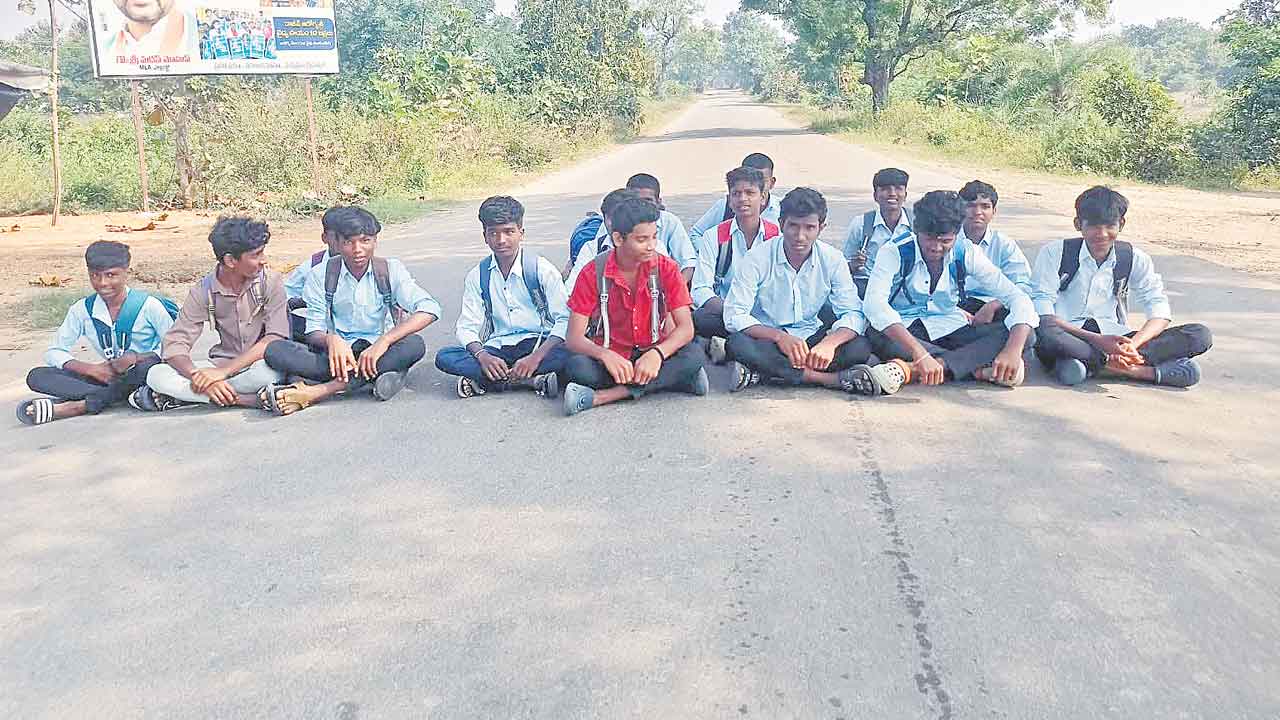 రోడ్డెక్కిన విద్యార్థులు