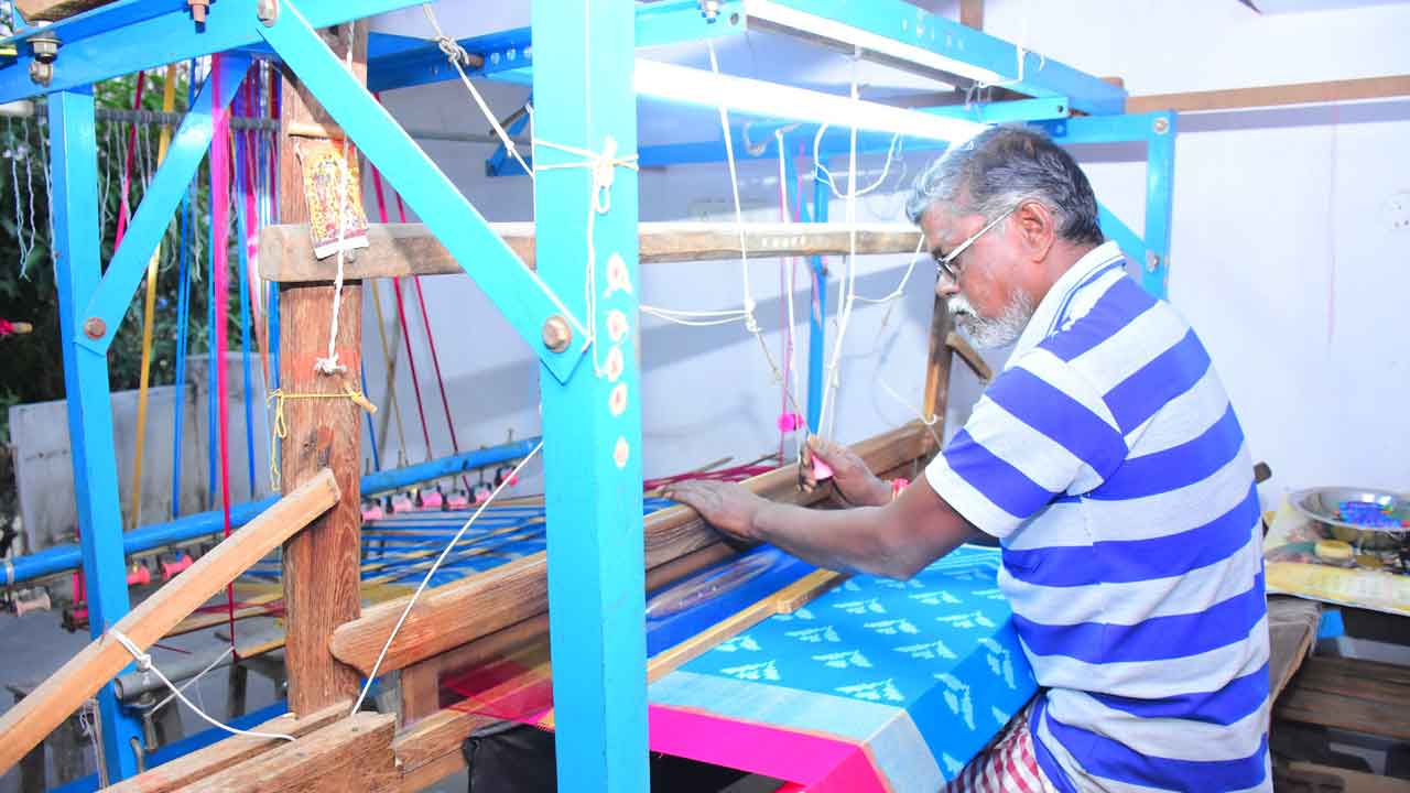 పొదుపు పైసలు ఫ్రీజ్‌.. చేనేత పొదుపు డబ్బులు హోల్డ్‌