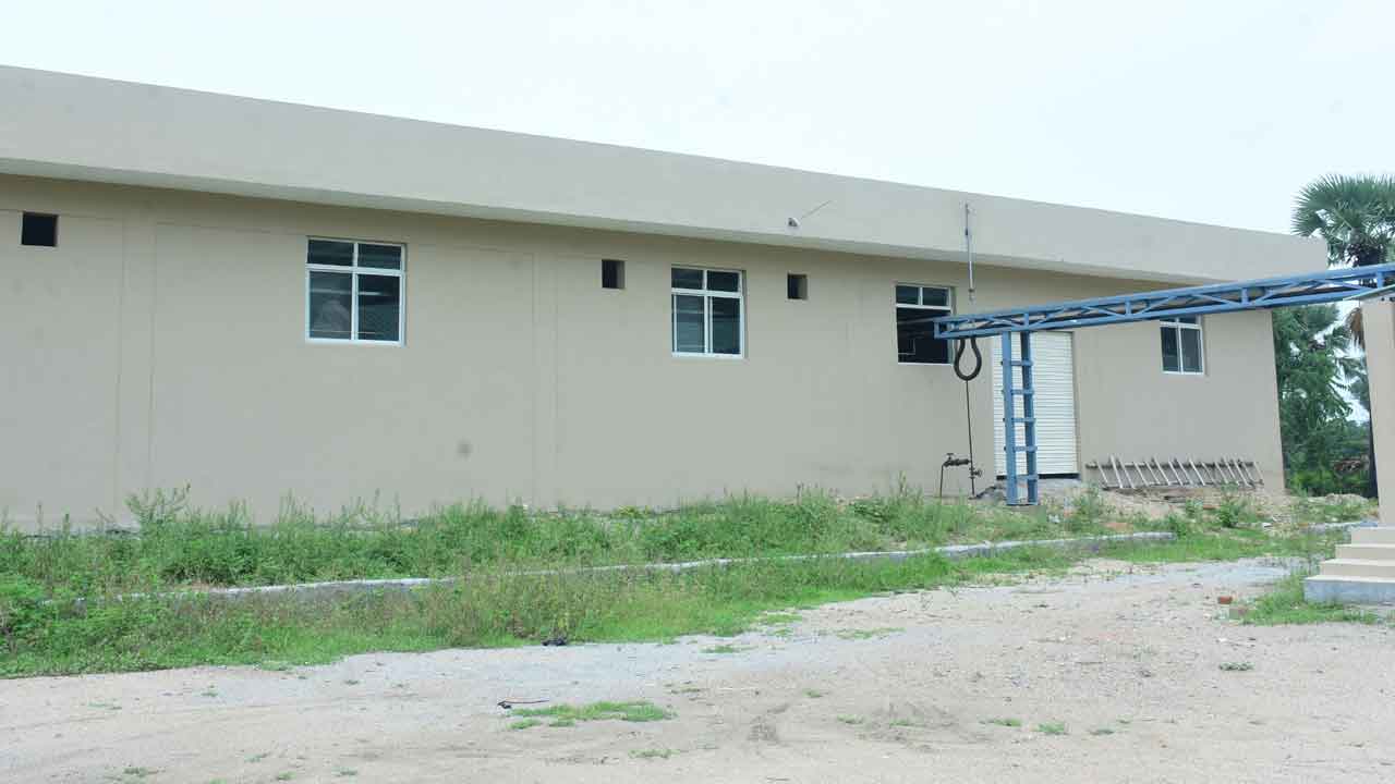 నీరా ప్లాంట్‌పై నిర్లక్ష్యం