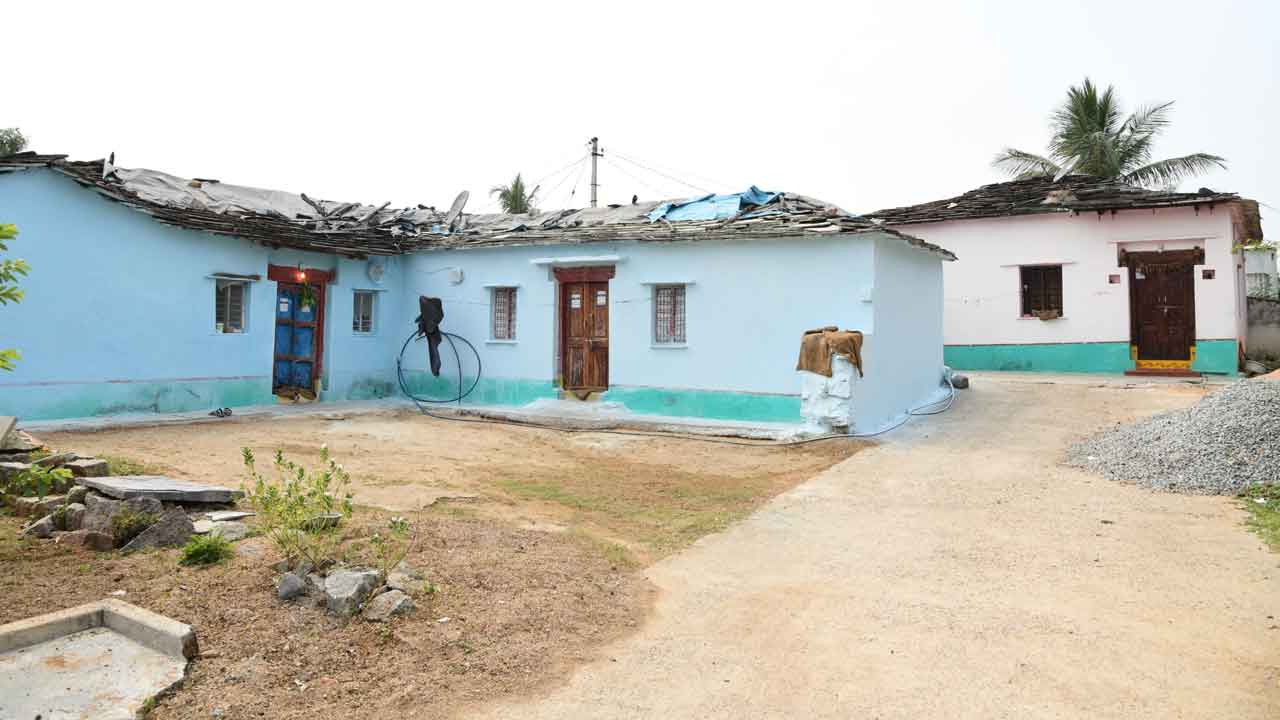 అర్ధరాత్రి బూట్ల చప్పుళ్లు.. దర్వాజాలపై లాఠీ దెబ్బలు