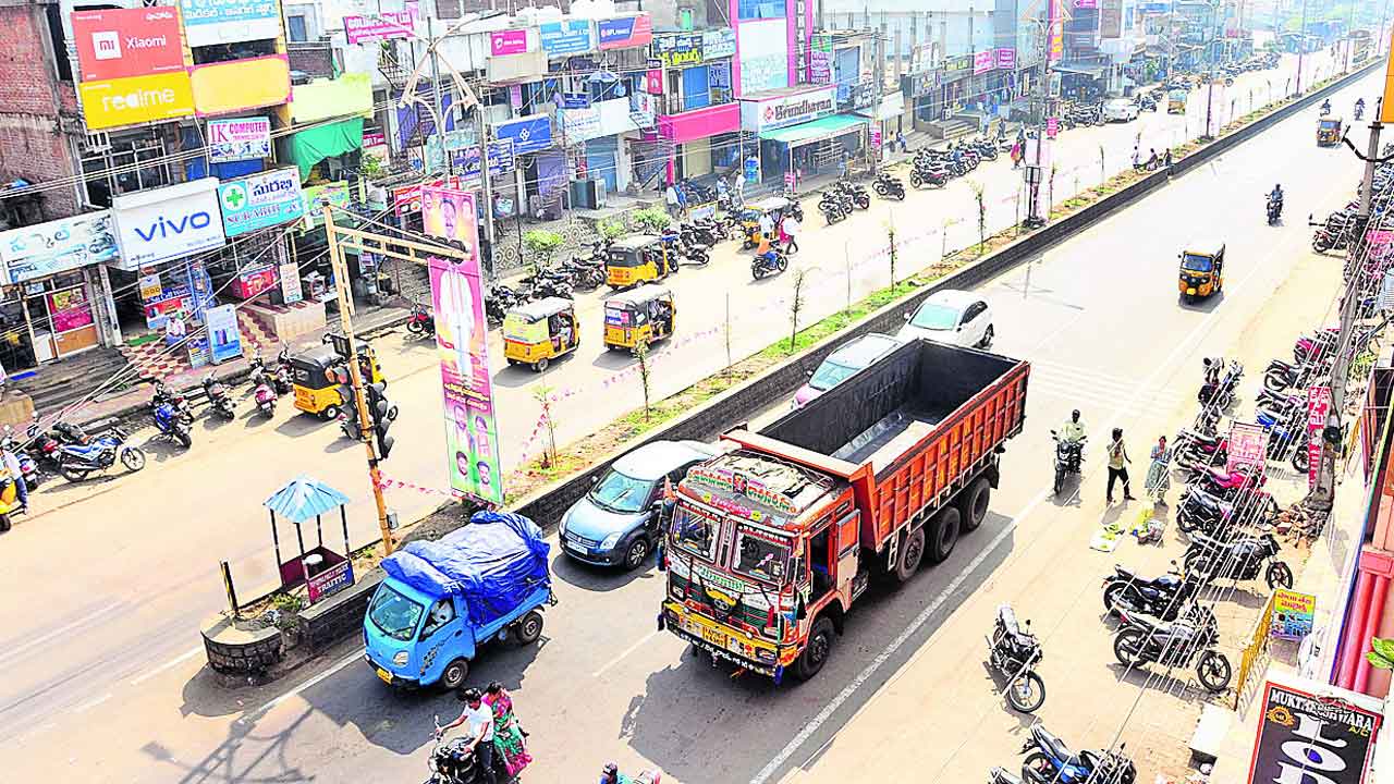 రోడ్డు విస్తరణకు బ్రేక్‌.. రూ. 9 కోట్లతో పనులు ప్రారంభించిన బీఆర్‌ఎస్‌