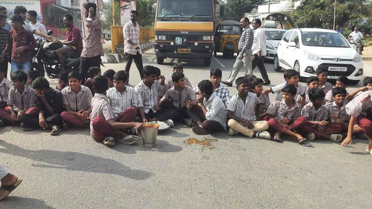 పురుగుల అన్నం నీళ్లచారు మాకొద్దు..