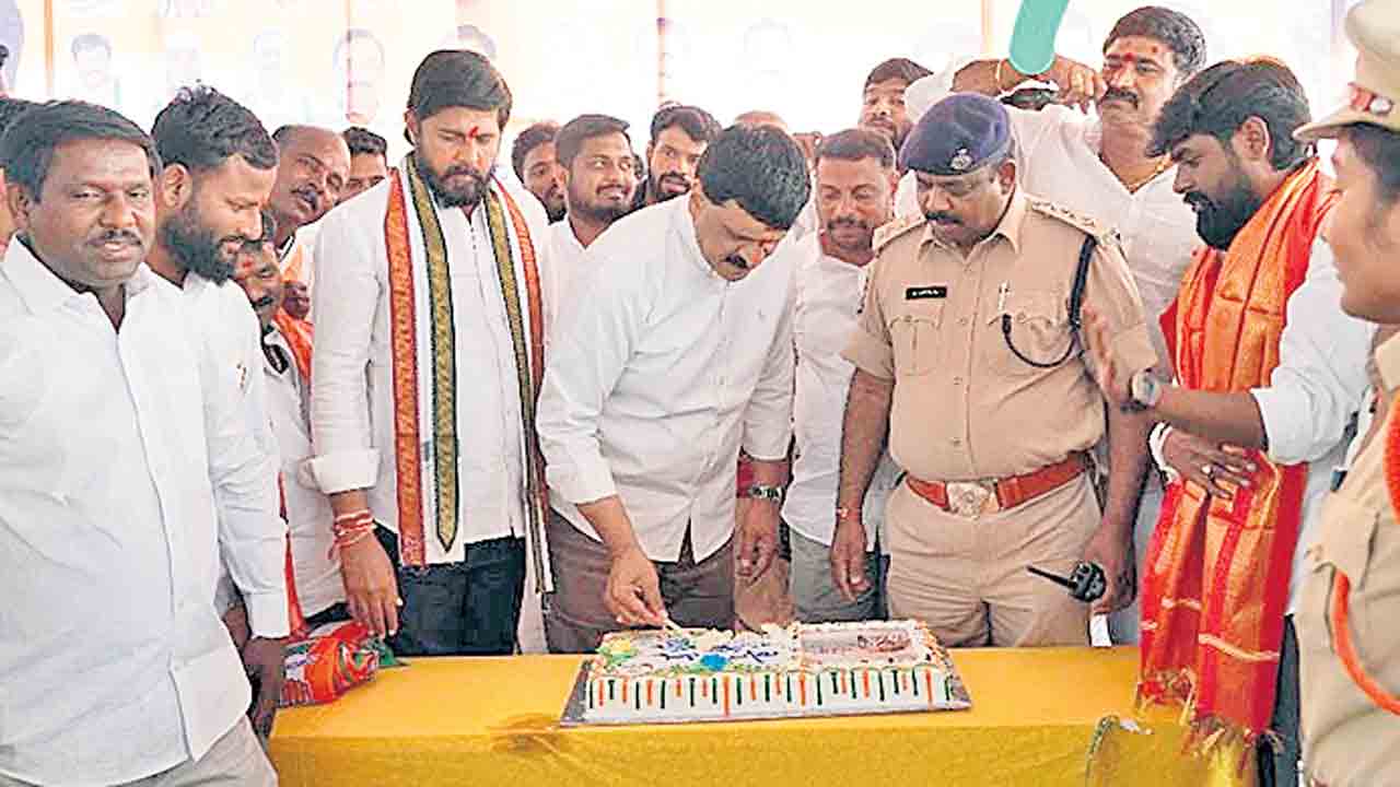 వివాదాస్పదంగా సిద్దిపేట ఏసీపీ తీరు