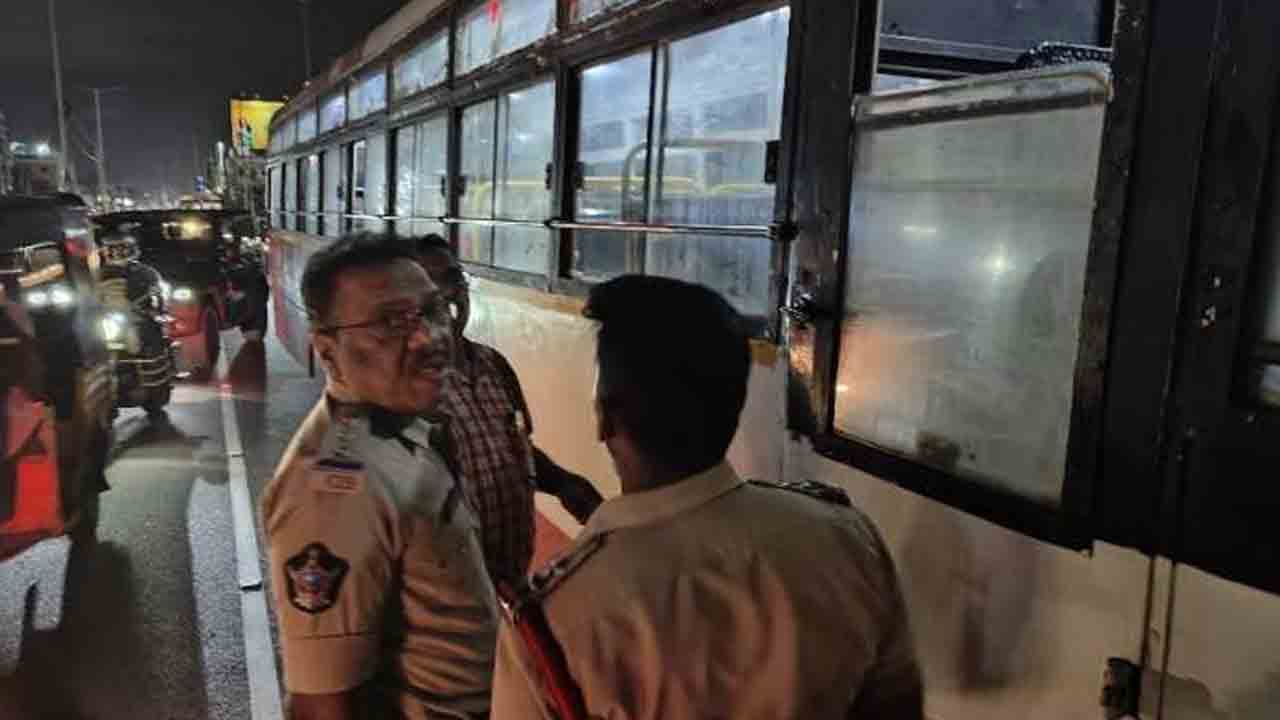 Acid attack | దారుణం.. బస్‌లో యాసిడ్‌ దాడి.. ముగ్గురు మహిళా ప్రయాణికులకు గాయాలు