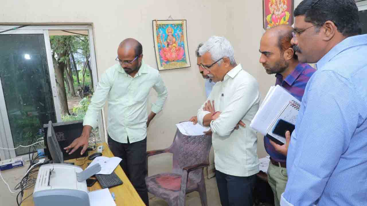 పత్తి రైతులను ఇబ్బంది పెట్టొద్దు