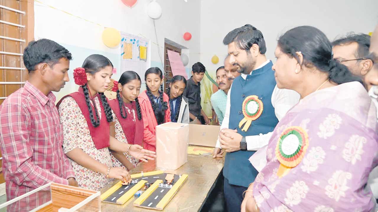 విద్యార్థులు శాస్త్రవేత్తలుగా ఎదగాలి