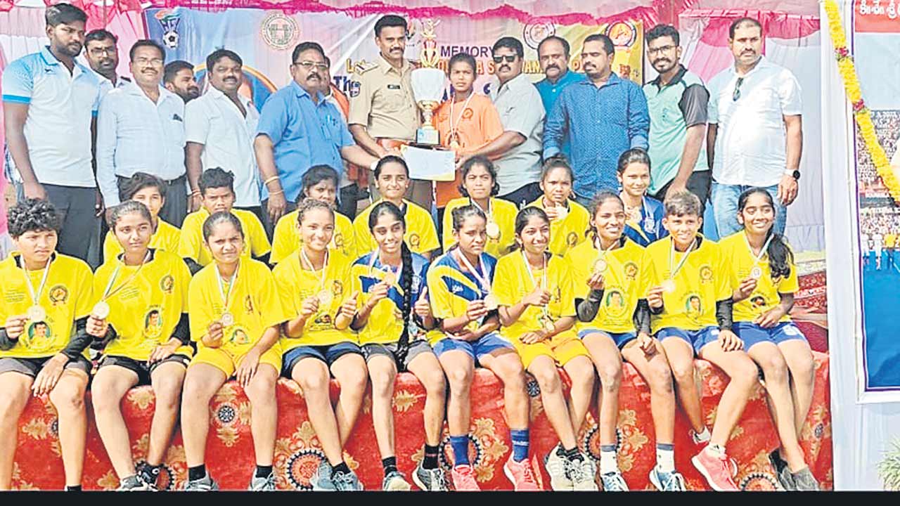 హ్యాండ్‌ బాల్‌ టోర్నీ విజేతగా ఉమ్మడి ఆదిలాబాద్‌