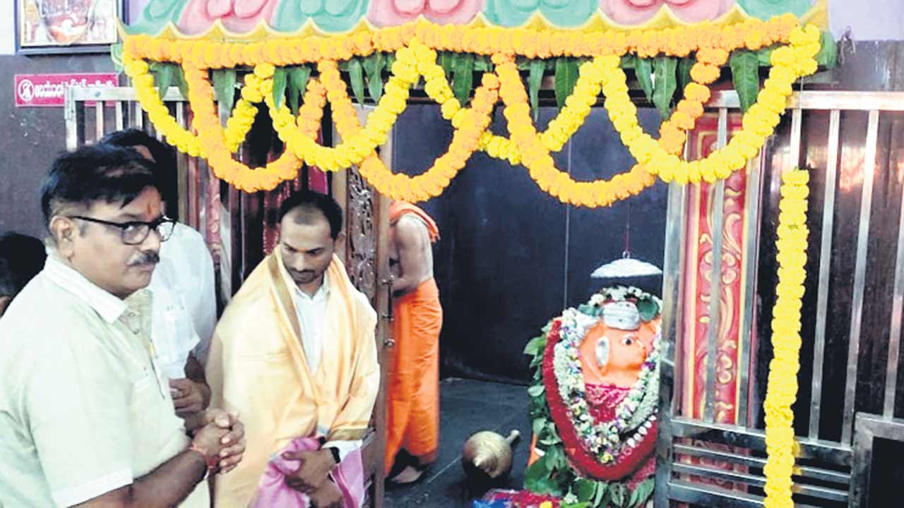 టోంకినికి పోటెత్తిన భక్తజనం