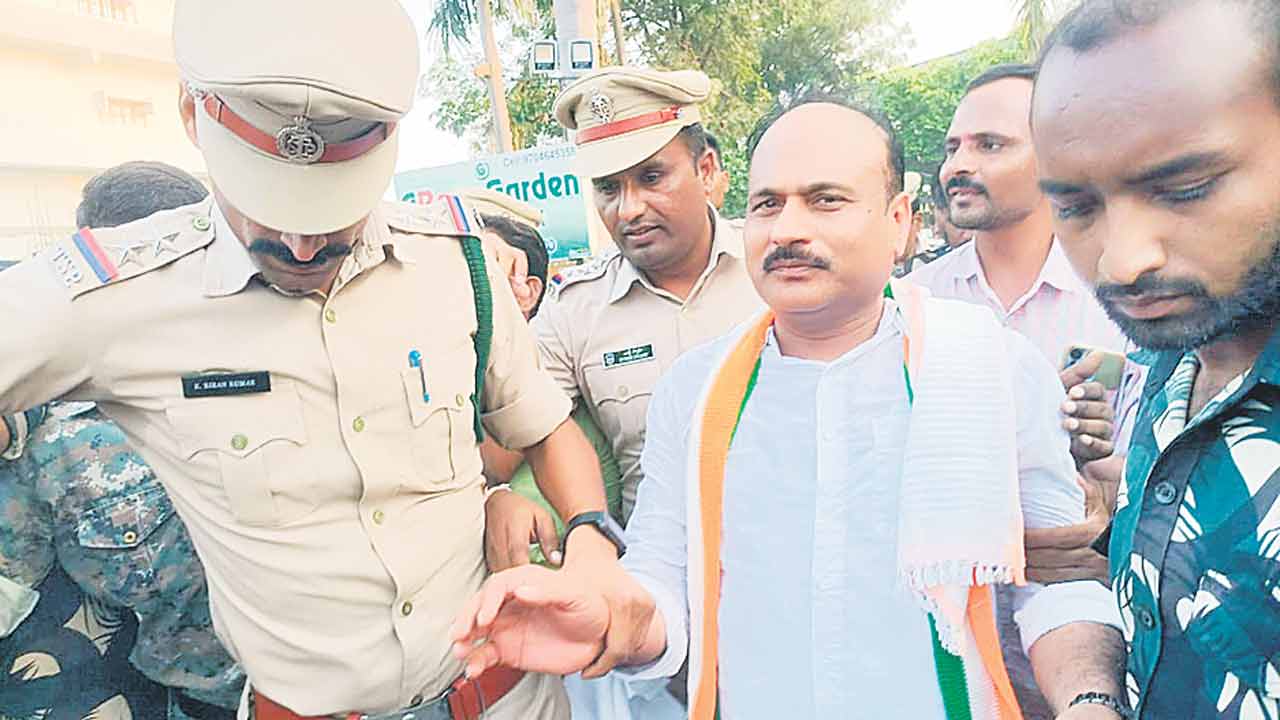 కాంగ్రెసోళ్లు కొట్టుకున్రరు