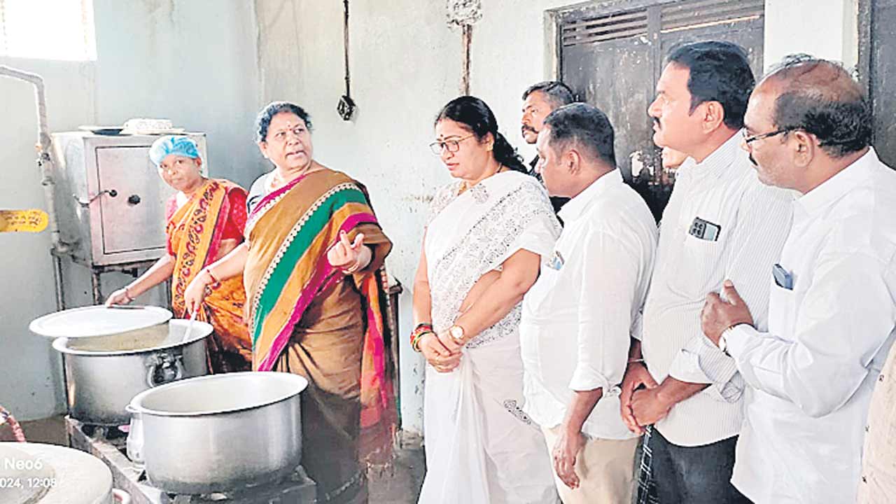 విద్యార్థినుల ఆరోగ్యంపై నిర్లక్ష్యం చేయద్దు