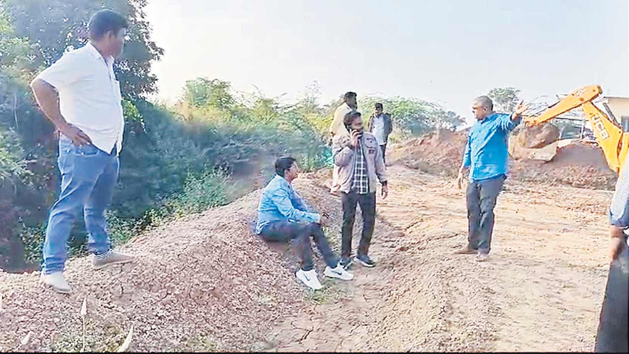 ప్రభుత్వ భూముల్లో ఆక్రమణల తొలగింపు