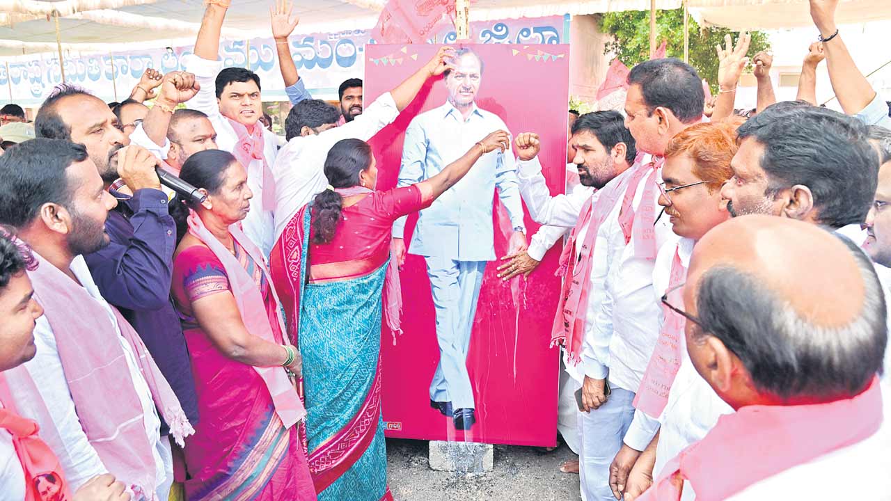 కేసీఆర్‌ దీక్ష స్ఫూర్తితో ప్రజల పక్షాన పోరాడుదాం