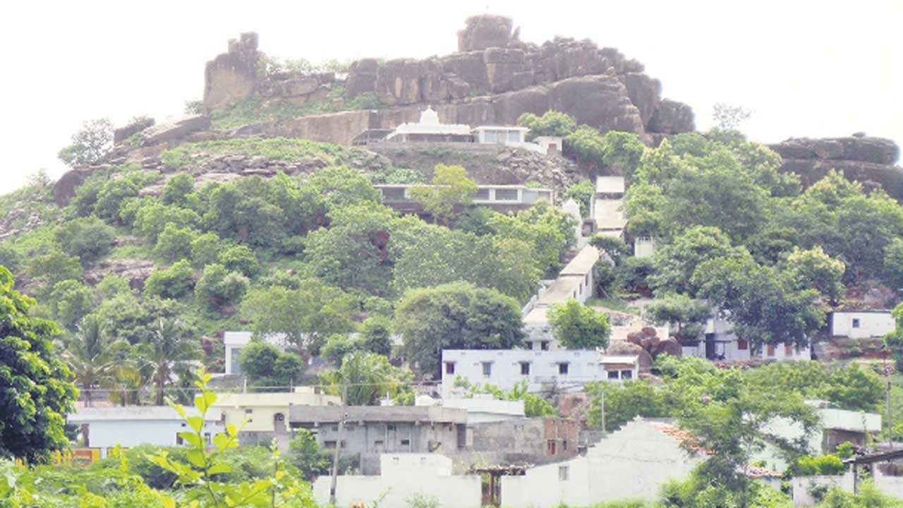 గూడెం గుట్టకు కార్తీక శోభ