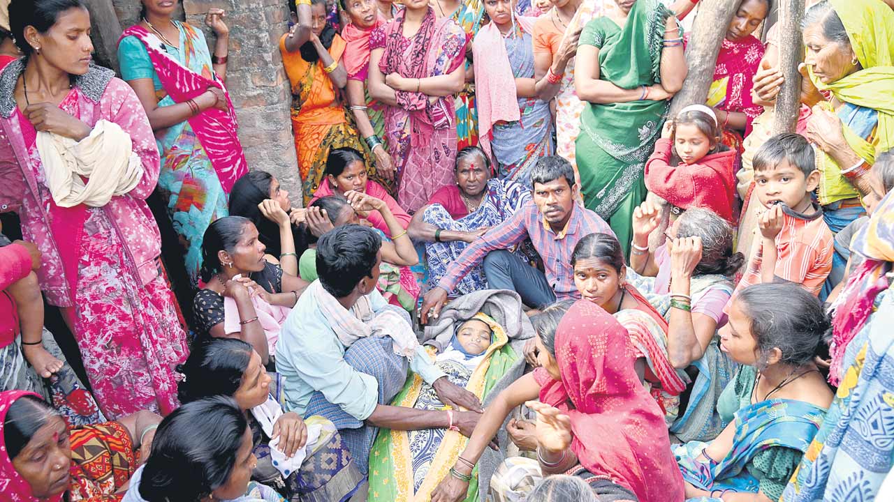 ఖాకీల నీడన కన్నీటి వీడ్కోలు