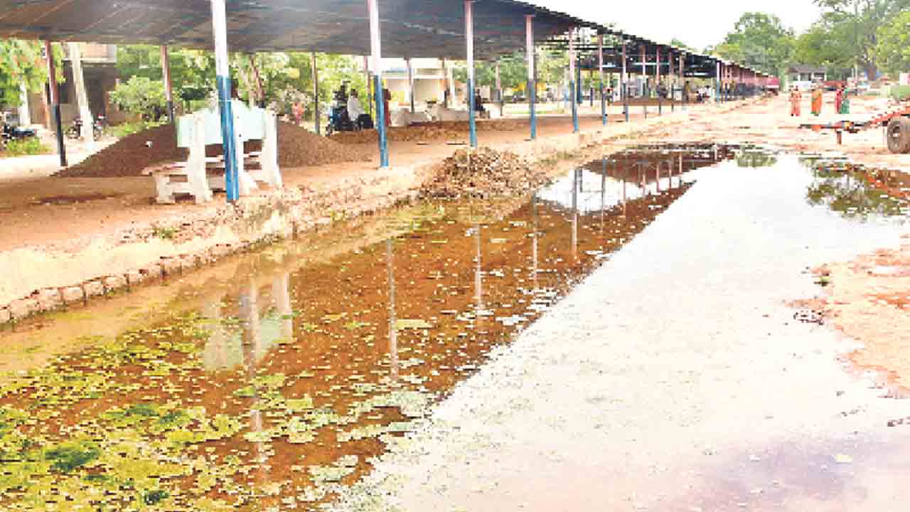 ఆదాయం ఘనం.. వసతులు శూన్యం