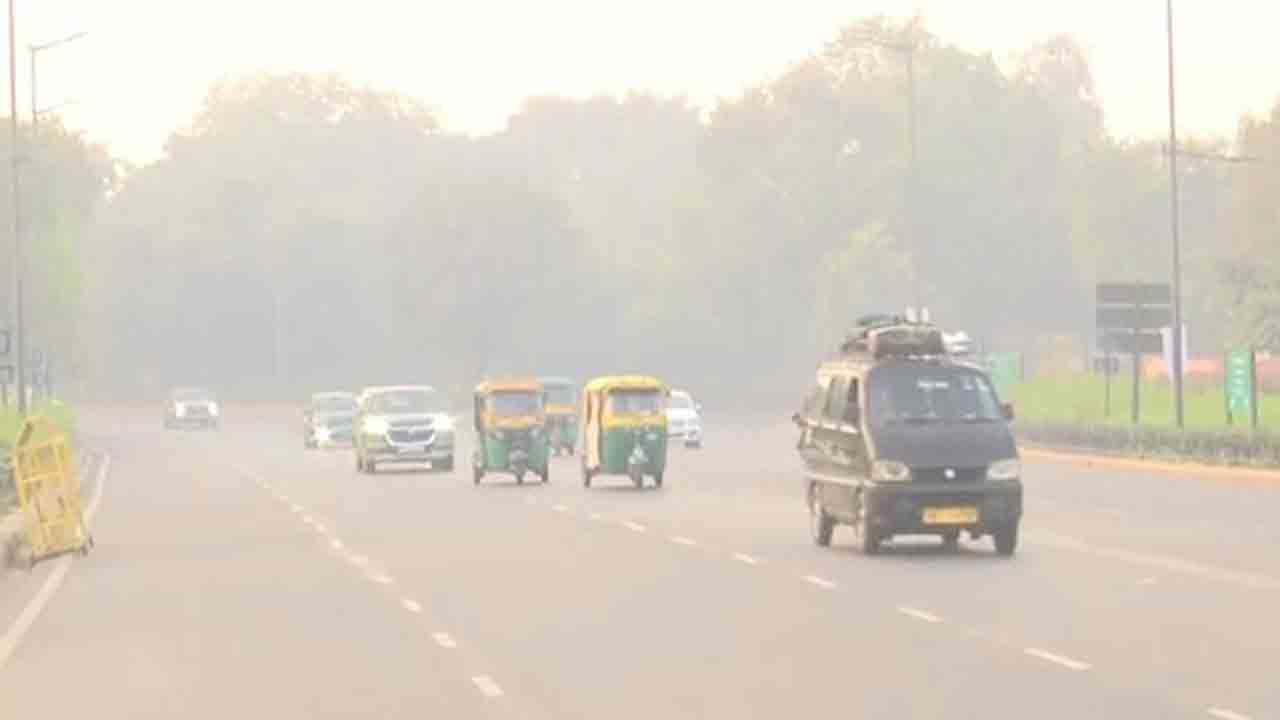 Air Pollution | ఢిల్లీలో తీవ్రంగానే గాలి కాలుష్యం.. రాజధానిని కమ్మేసిన పొగమంచు